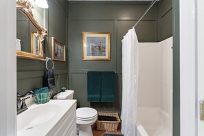 Séchoir à cheveux, serviettes fournies, savon, papier de toilette