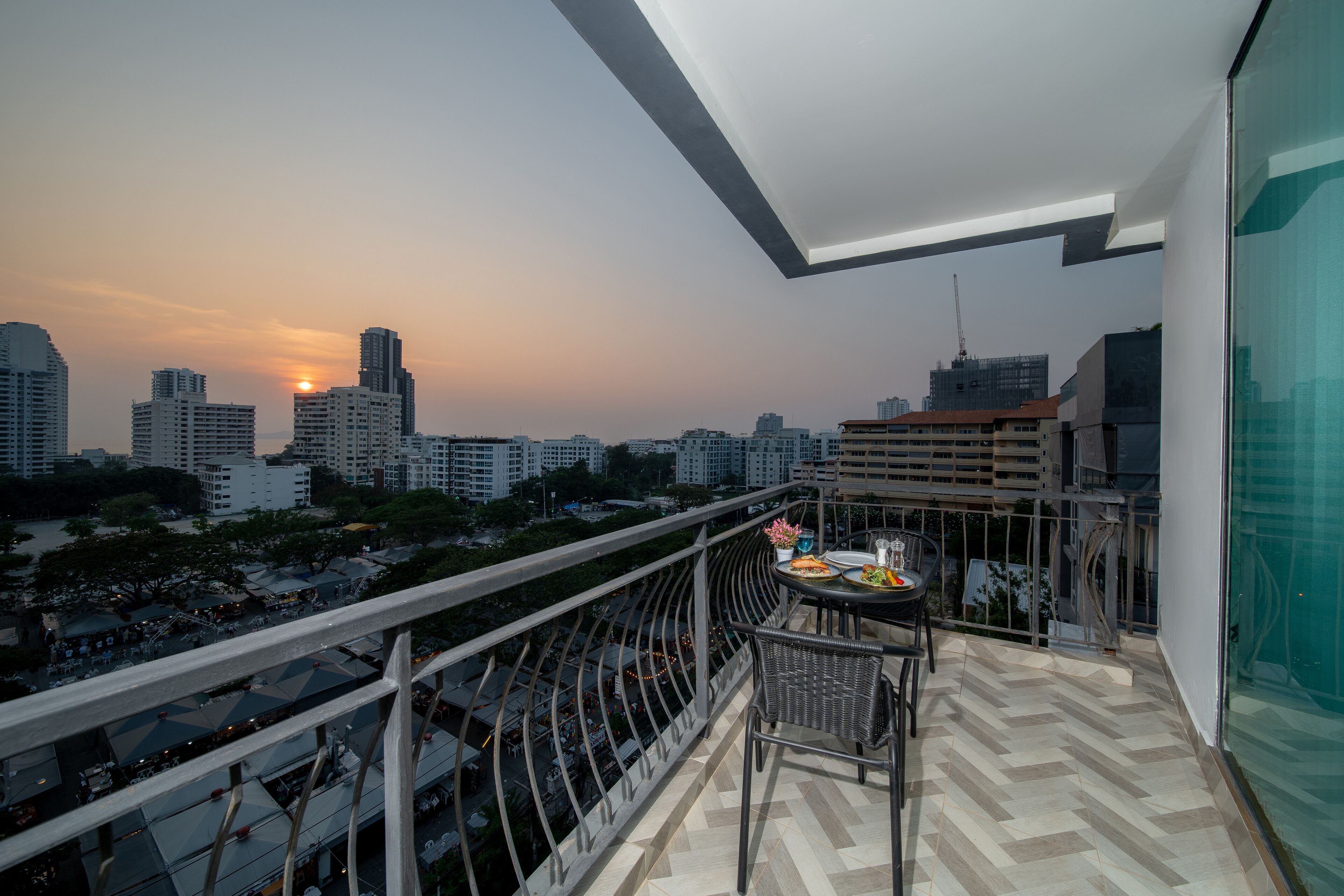 Deluxe Suite, Beach View | Living area | 45-inch Smart TV with premium TV channels