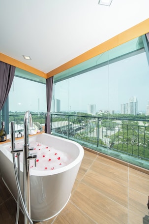 Suite Deluxe, vistas a la playa | Caja fuerte, escritorio, espacio para trabajar con un portátil