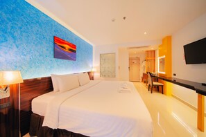 Phòng đôi Deluxe, quang cảnh thành phố | Két bảo mật tại phòng, bàn, khu vực làm việc phù hợp cho laptop