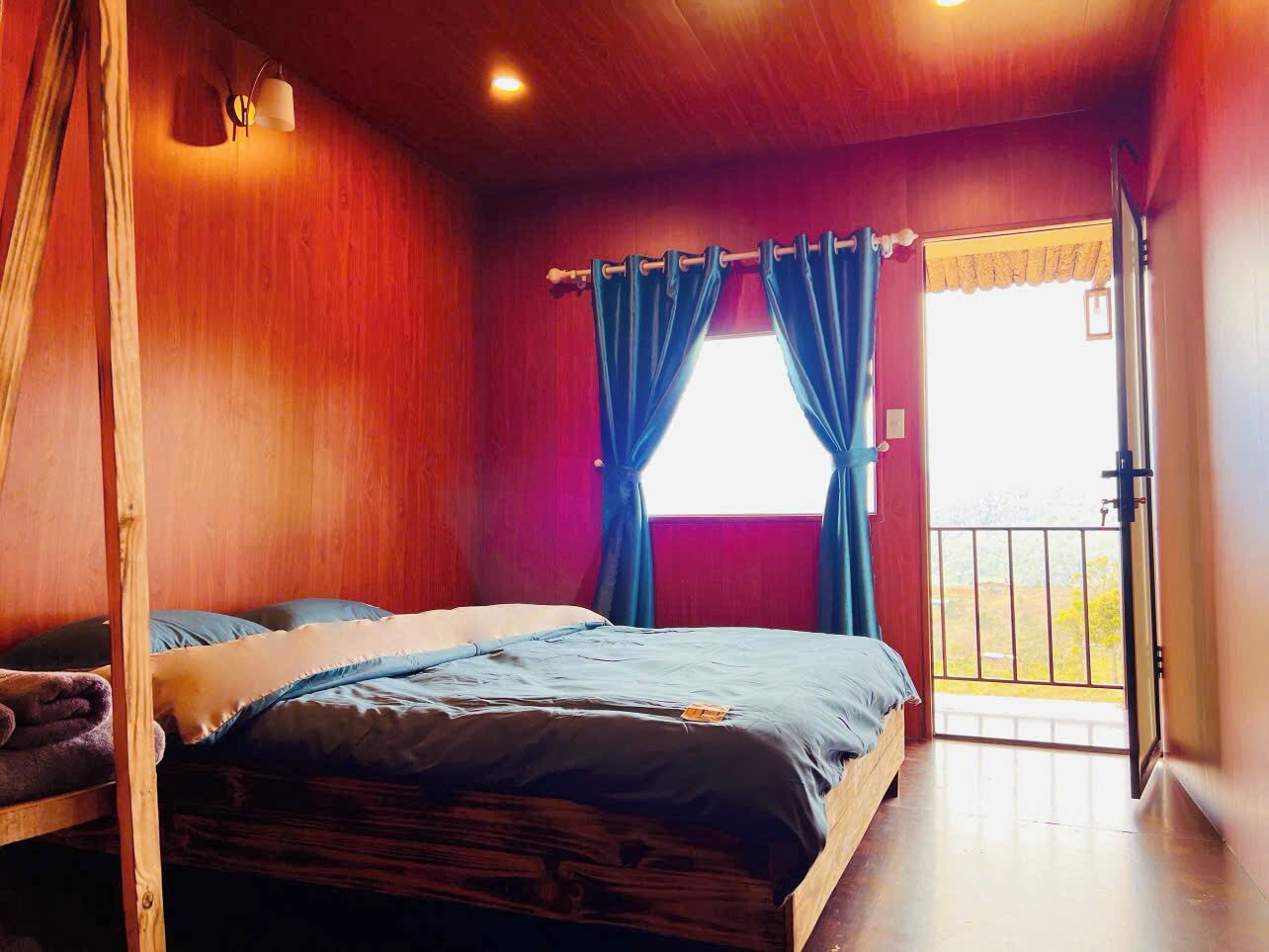 Habitación doble, balcón, vista a la montaña | Cortinas blackout, tabla de planchar con plancha y wifi gratis 