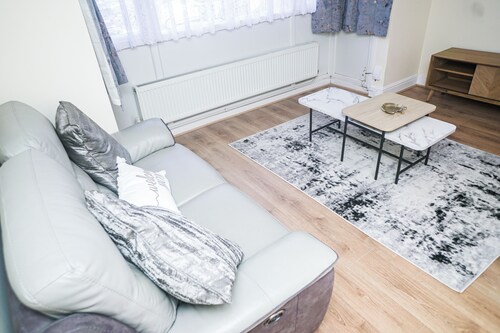 15 mins from City AirPort. 
10 mins from Excel

Comfortable and Clean.