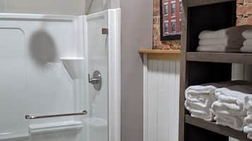 Dusche, Haartrockner, Handtücher, Seife