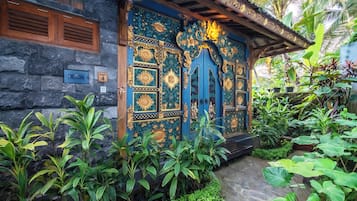 Deluxe Villa, 2 Single Beds, Garden View | 1 bedroom, in-room safe, blackout curtains, iron/ironing board