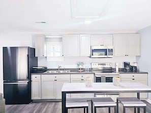 Fridge, microwave, oven, stovetop - 5 Min to Elon | Car Rental Avail. | Washer/Dryer (Burlington)
