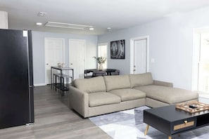 TV - 5 Min to Elon | Car Rental Avail. | Washer/Dryer (Burlington)