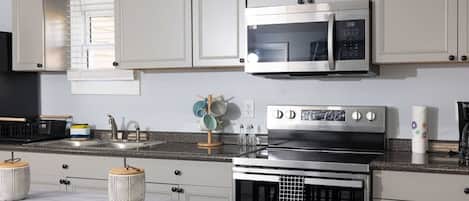 Geladeira, micro-ondas, fogão, cooktop