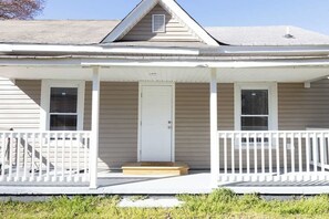 Exterior - 5 Min to Elon | Car Rental Avail. | Washer/Dryer (Burlington)