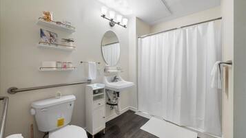 Een douche, een haardroger, handdoeken, zeep