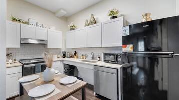 Een koelkast, een magnetron, een oven, een kookplaat