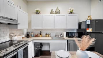 Een koelkast, een magnetron, een oven, een kookplaat