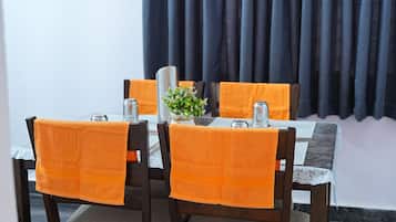 Deluxe Room | In-room dining