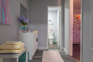 Miljøvennlige toalettsaker, hårføner, håndklær og såpe