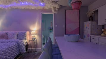 Escritorio, tabla de planchar con plancha, cuna de viaje y wifi gratis