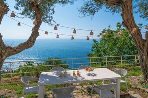 Outdoor dining - Villa Pelagium on the Amalfi Coast (Praiano)