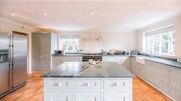 Réfrigérateur, micro-ondes, four, lave-vaisselle