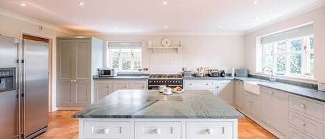 Een koelkast, een microgolfoven, een oven, een vaatwasser