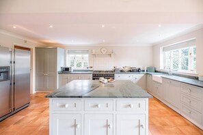 ثلاجة، ميكروويف، فرن، غسالة أطباق