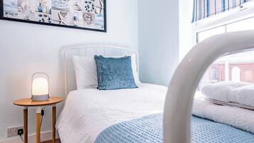 2 chambres, bureau, fer et planche Ă repasser, lit parapluie