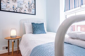 2 bedrooms, desk, iron/ironing board, travel cot - Stones Throw, Aldeburgh (Aldeburgh)