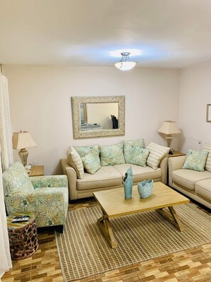 Smart TV - 3-bedroom Oceanview villa in marvelous Crown Point Tobago with pool, WiFi, AC (Crown Point)