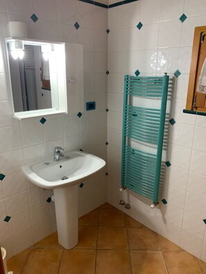 Douche, sèche-cheveux
