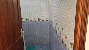 Regadera, pantuflas, toallas, jabón