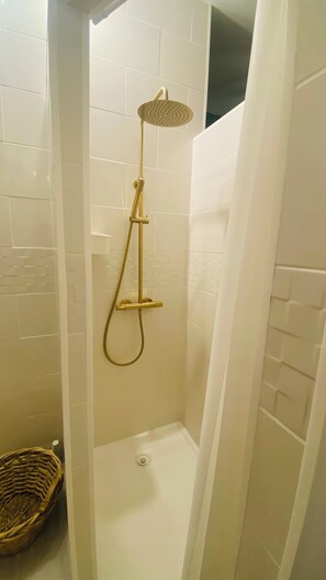 Douche, sèche-cheveux, serviettes fournies, savon