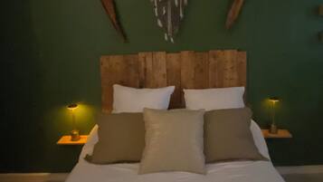 1 slaapkamer, een kluis op de kamer, een bureau