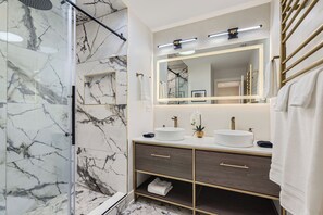 Een douche, een haardroger, handdoeken, zeep