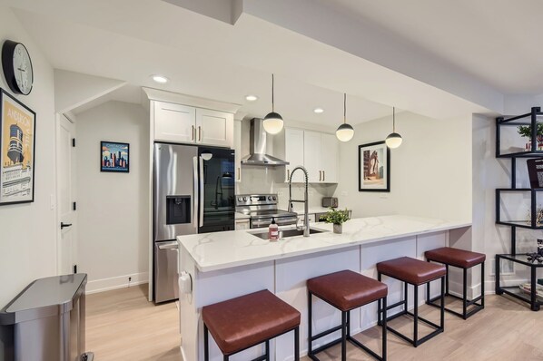 Een microgolfoven, een oven, een kookplaat, een vaatwasser