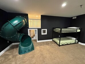 6 bedrooms, iron/ironing board, WiFi, bed sheets