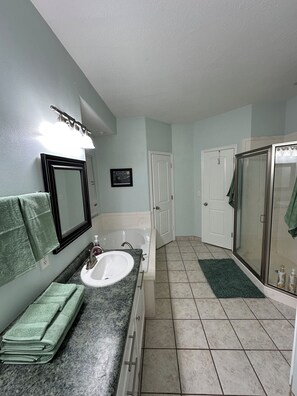 Hair dryer, towels, soap, toilet paper - Tesla Charger-11 Beds-Large Home at the Mouth of Ephraim Canyon. (Ephraim)