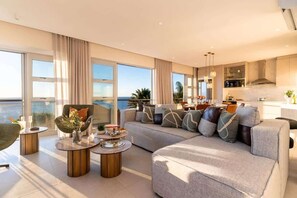 TV, offices - Lisburn On Clifton Views - Magnificent sea views (Cape Town)