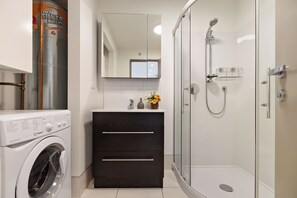 Douche, séchoir à cheveux, serviettes fournies, savon