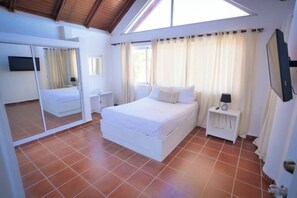 9 bedrooms, WiFi, bed sheets - Large 10BD party villa, BBQ, ping pong, infinity pool with sea views! (Sosúa)
