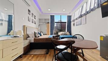 Suite Studio Confort, vue ville | Coffres-forts dans les chambres, rideaux occultants