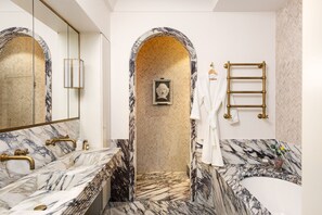 Dusche, Haartrockner, Handtücher, Toilettenpapier