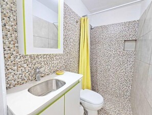 Doccia, asciugamani, sapone, carta igienica