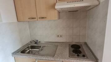 Kühlschrank, Herdplatte, Wasserkocher mit Kaffee-/Teezubehör, Toaster