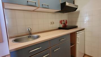 Kühlschrank, Herdplatte, Wasserkocher mit Kaffee-/Teezubehör, Toaster