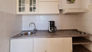 Kühlschrank, Herdplatte, Wasserkocher mit Kaffee-/Teezubehör, Toaster