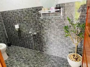 Gemeinsamer Basic-Schlafsaal, Gartenblick | Badezimmer