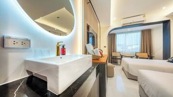 Espacio para trabajar con laptop y wifi gratis