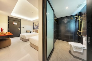 Habitación estándar con 2 camas individuales | Baño | Regadera, toallas, jabón, shampoo