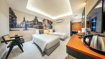 Espacio para trabajar con laptop y wifi gratis