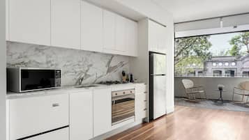 Lejlighed - balkon | Privat køkken | Køleskab/fryser i fuld størrelse, mikrobølgeovn, ovn, kogeplade