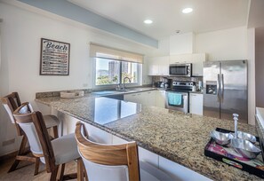 Fridge, microwave, oven, stovetop - Charming 2-bedroom apartment with WiFi, fitness room in lovely Jaco, Ocean Front (Jaco)