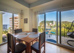 Dining - Charming 2-bedroom apartment with WiFi, fitness room in lovely Jaco, Ocean Front (Jaco)