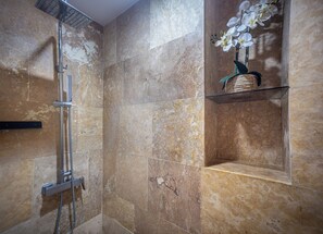 Shower, hair dryer, towels, soap - Charming 2-bedroom apartment with WiFi, fitness room in lovely Jaco, Ocean Front (Jaco)